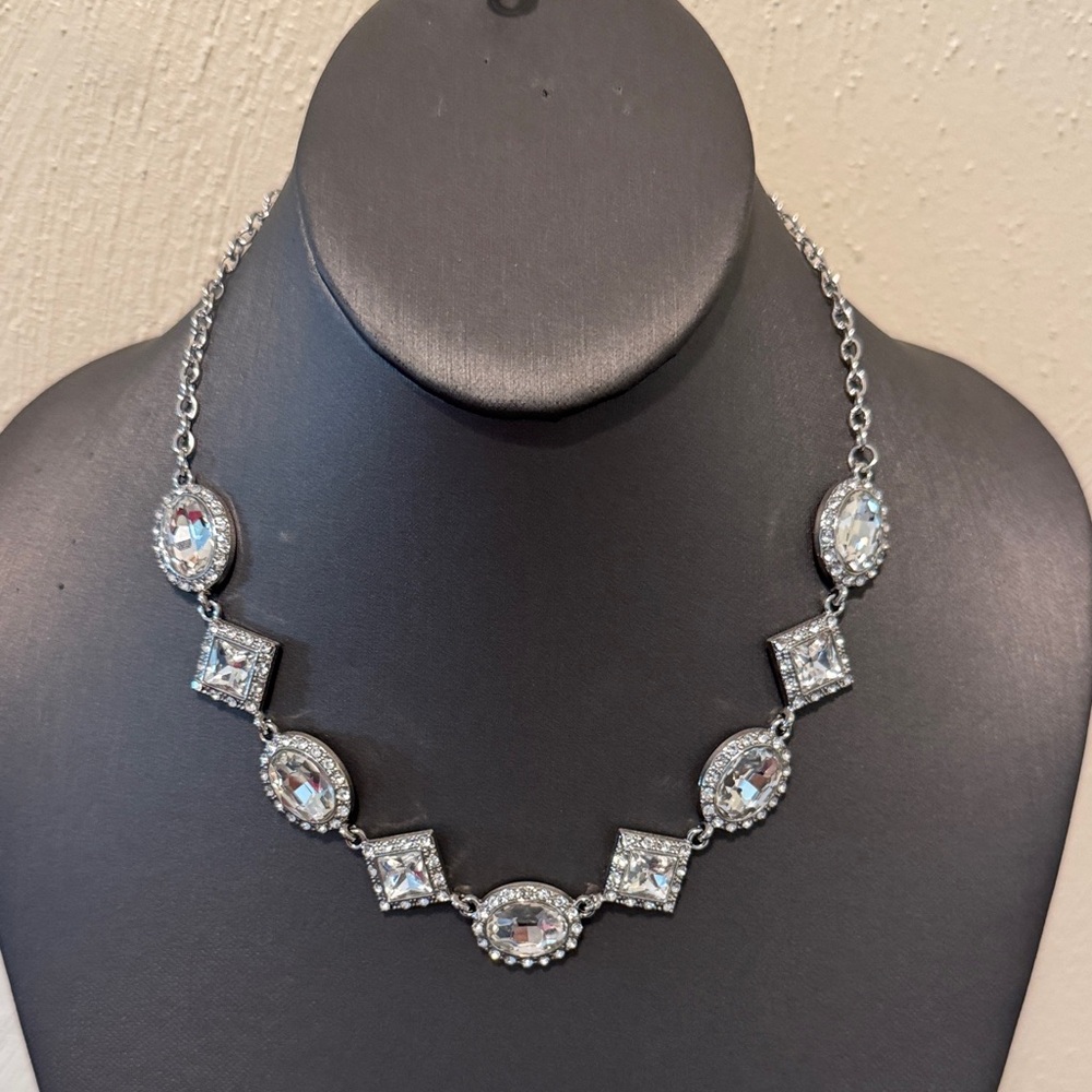 🛍️Dazzling Silver Necklace with Crystal Embellishments